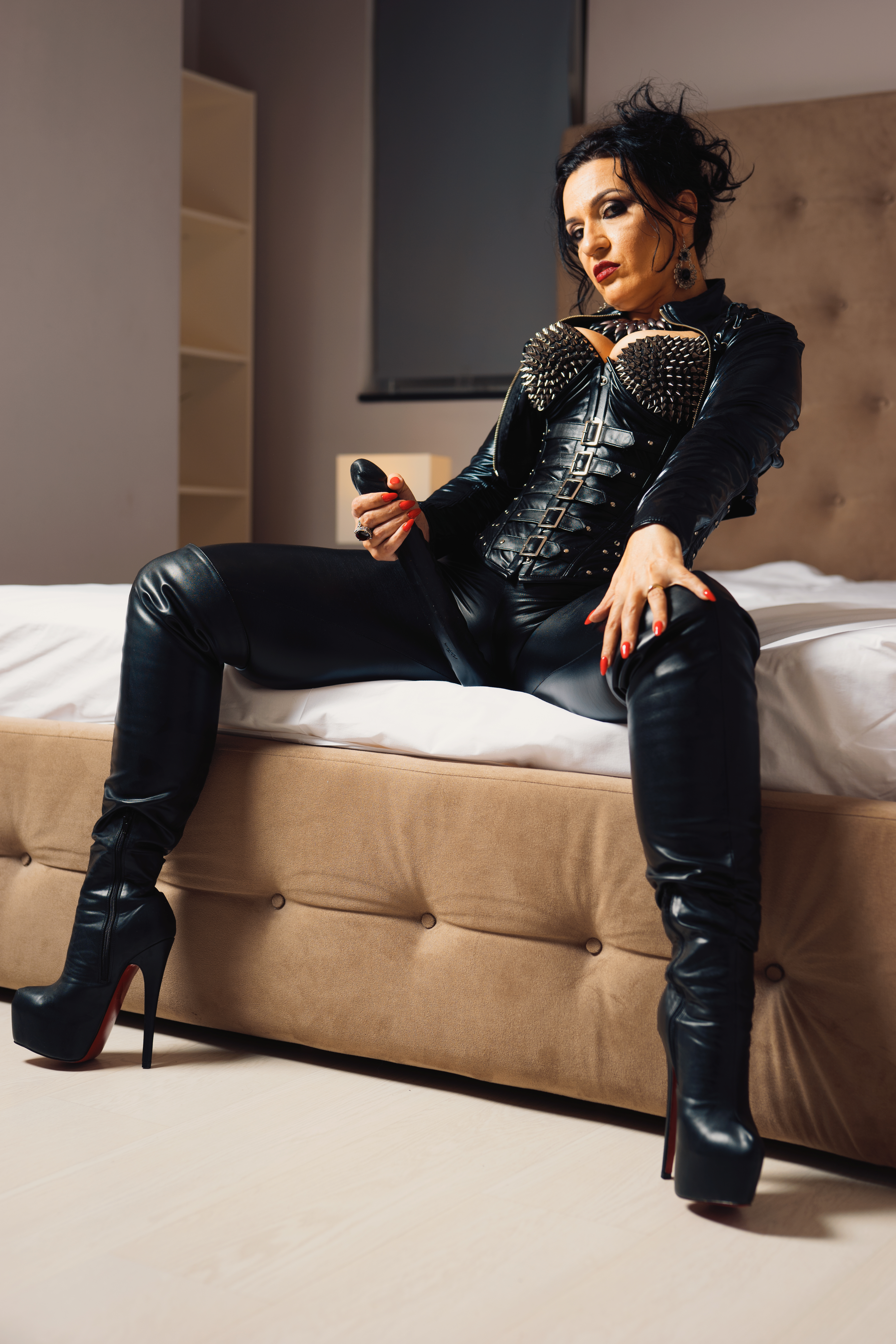 Mistress Luna in leather
