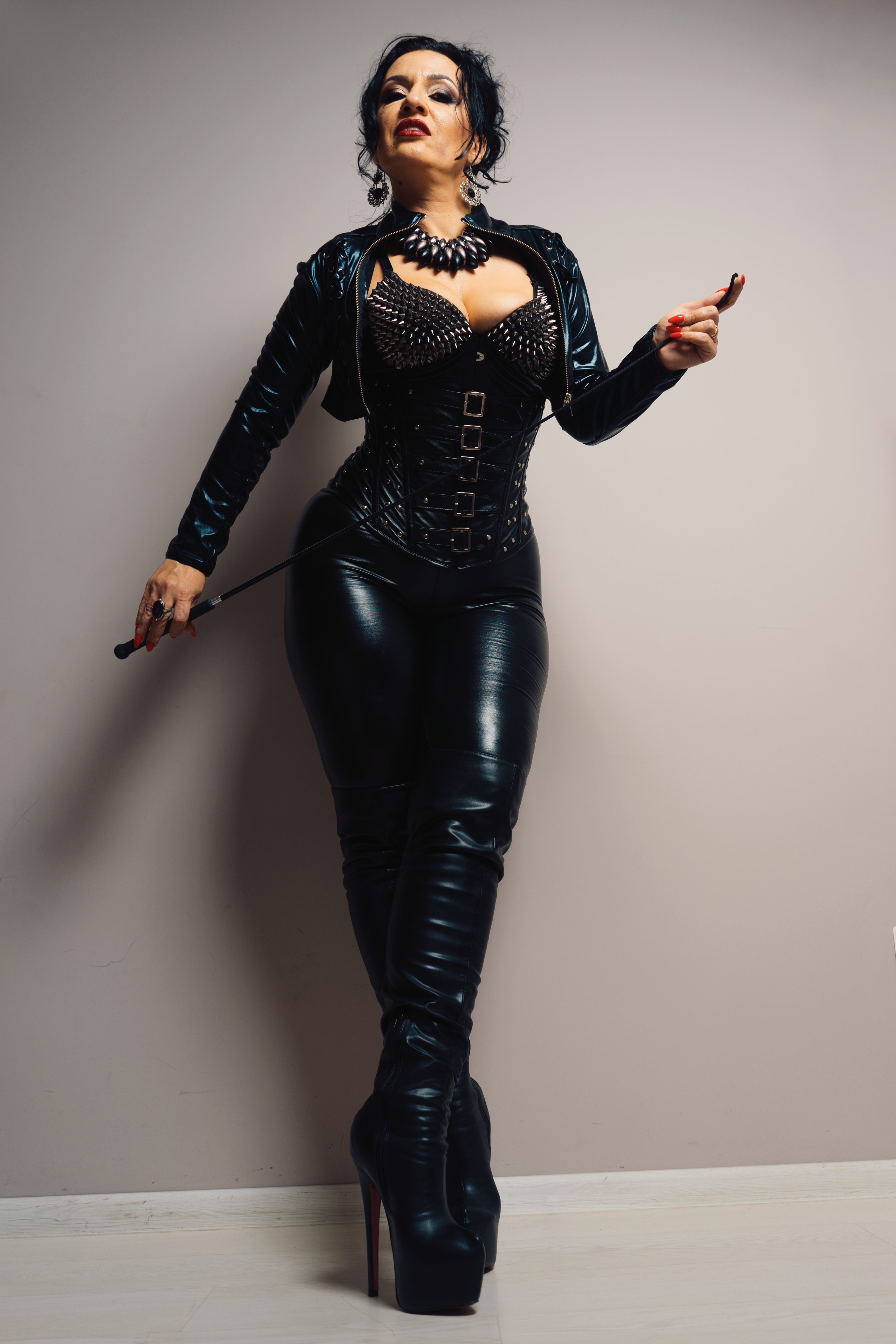 Mistress Luna in leather