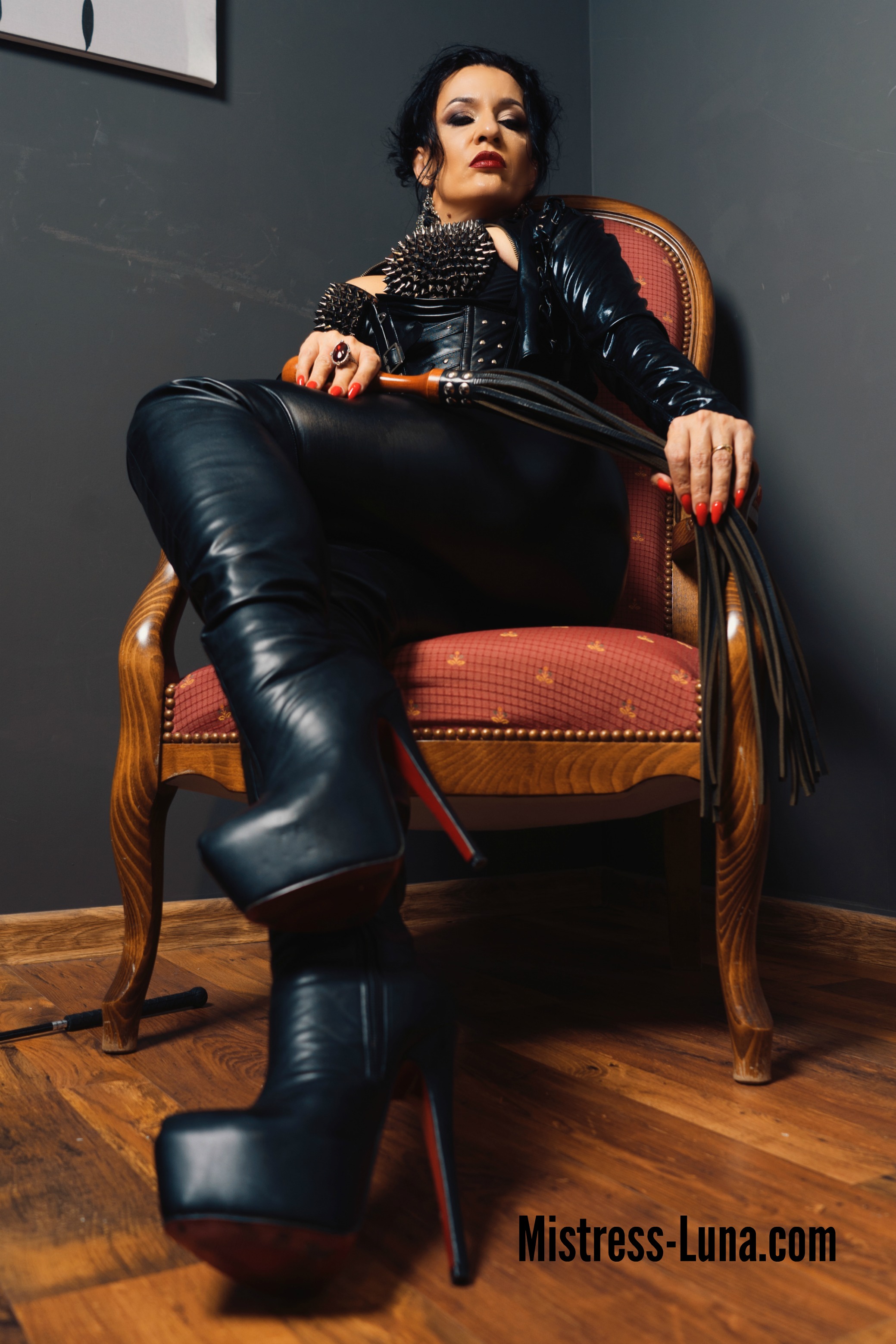 Mistress Luna in leather